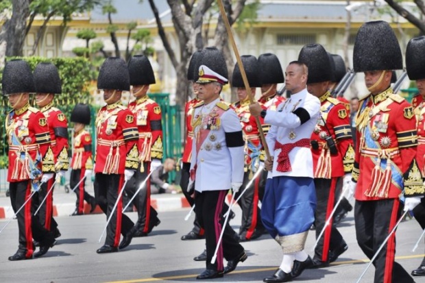 ประมวลภาพอัญเชิญพระโกศพระบรมอัฐิเข้าสู่พระบรมมหาราชวัง ประชาชนร่ำไห้อาลัย..