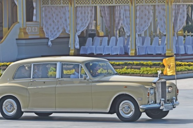 ประมวลภาพอัญเชิญพระโกศพระบรมอัฐิเข้าสู่พระบรมมหาราชวัง ประชาชนร่ำไห้อาลัย..