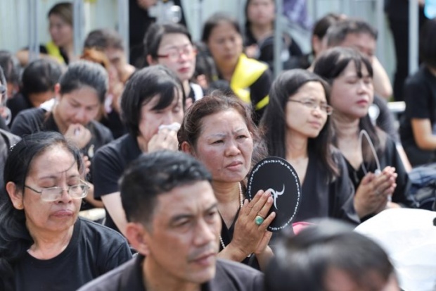 ประมวลภาพอัญเชิญพระโกศพระบรมอัฐิเข้าสู่พระบรมมหาราชวัง ประชาชนร่ำไห้อาลัย..