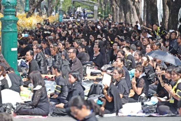 ประมวลภาพอัญเชิญพระโกศพระบรมอัฐิเข้าสู่พระบรมมหาราชวัง ประชาชนร่ำไห้อาลัย..