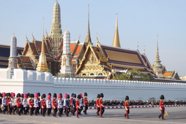 ประมวลภาพอัญเชิญพระโกศพระบรมอัฐิเข้าสู่พระบรมมหาราชวัง ประชาชนร่ำไห้อาลัย..