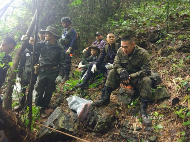 สุนัขตำรวจมาแล้ว!! ผบ.ตร.จักรทิพย์ สวมชุดสนาม เดินลุยป่า สำรวจทุกโพรงถ้ำ ช่วย 13 ชีวิต