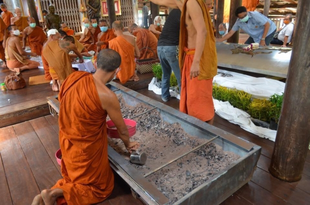 สุดอัศจรรย์! อัฐิธาตุองค์ ‘หลวงพ่อสุดใจ’ เป็นสีทองอร่าม