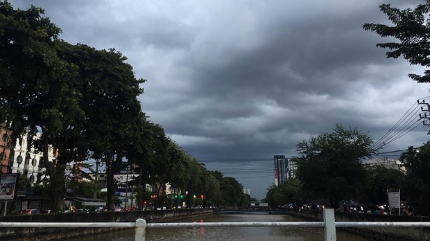 กรมอุตุฯ เตือน! ฝนถล่ม 40 จังหวัด น้ำท่วมฉับพลัน-น้ำป่าไหลหลาก