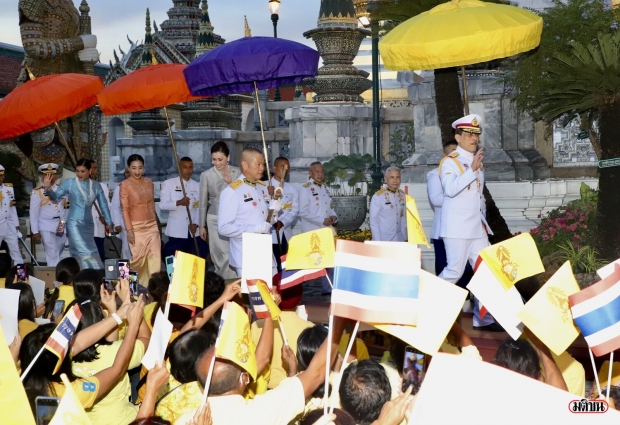 ในหลวง พระราชินี ทรงเปลี่ยนเครื่องทรงพระแก้วมรกต ปชช.รับเสด็จเนืองแน่น