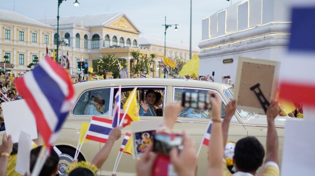 ในหลวง พระราชินี ทรงเปลี่ยนเครื่องทรงพระแก้วมรกต ปชช.รับเสด็จเนืองแน่น