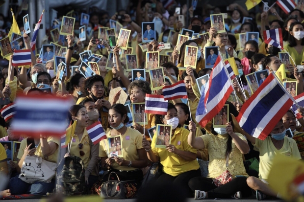 ในหลวง พระราชินี ทรงเปลี่ยนเครื่องทรงพระแก้วมรกต ปชช.รับเสด็จเนืองแน่น