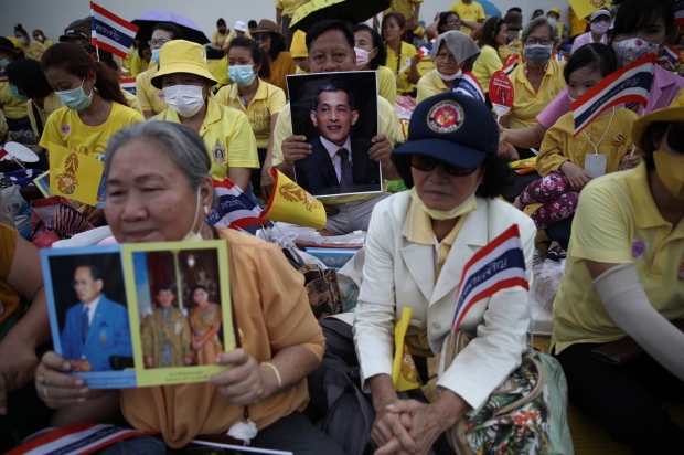 ในหลวง พระราชินี ทรงเปลี่ยนเครื่องทรงพระแก้วมรกต ปชช.รับเสด็จเนืองแน่น