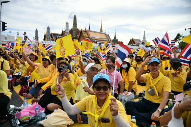 ในหลวง พระราชินี ทรงเปลี่ยนเครื่องทรงพระแก้วมรกต ปชช.รับเสด็จเนืองแน่น