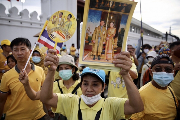 ในหลวง พระราชินี ทรงเปลี่ยนเครื่องทรงพระแก้วมรกต ปชช.รับเสด็จเนืองแน่น