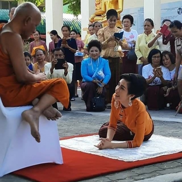  เจ้าคุณพระสินีนาฏ ถวายผ้าไตร-เครื่องสังฆทาน วัดบูรพาราม ร่วมถ่ายรูปกับปชช.อย่างเป็นกันเอง