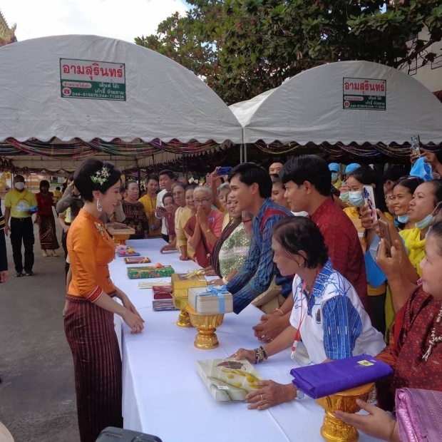  เจ้าคุณพระสินีนาฏ ถวายผ้าไตร-เครื่องสังฆทาน วัดบูรพาราม ร่วมถ่ายรูปกับปชช.อย่างเป็นกันเอง