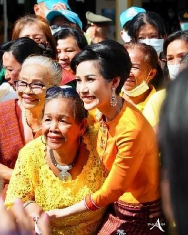  เจ้าคุณพระสินีนาฏ ถวายผ้าไตร-เครื่องสังฆทาน วัดบูรพาราม ร่วมถ่ายรูปกับปชช.อย่างเป็นกันเอง