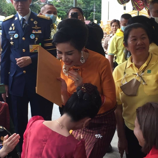  เจ้าคุณพระสินีนาฏ ถวายผ้าไตร-เครื่องสังฆทาน วัดบูรพาราม ร่วมถ่ายรูปกับปชช.อย่างเป็นกันเอง