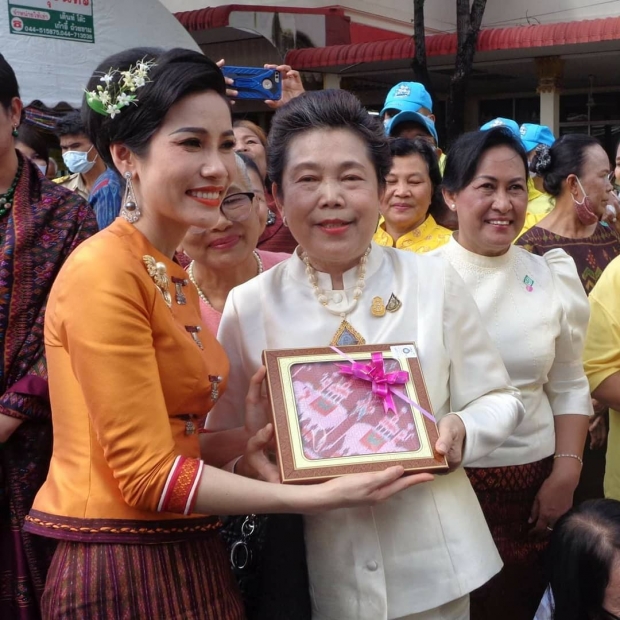  เจ้าคุณพระสินีนาฏ ถวายผ้าไตร-เครื่องสังฆทาน วัดบูรพาราม ร่วมถ่ายรูปกับปชช.อย่างเป็นกันเอง