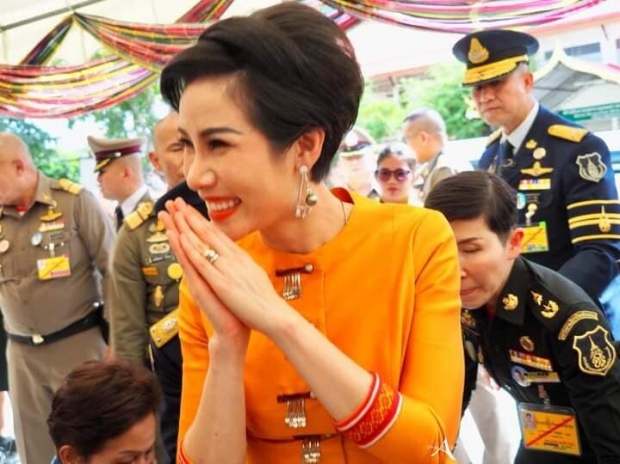  เจ้าคุณพระสินีนาฏ ถวายผ้าไตร-เครื่องสังฆทาน วัดบูรพาราม ร่วมถ่ายรูปกับปชช.อย่างเป็นกันเอง