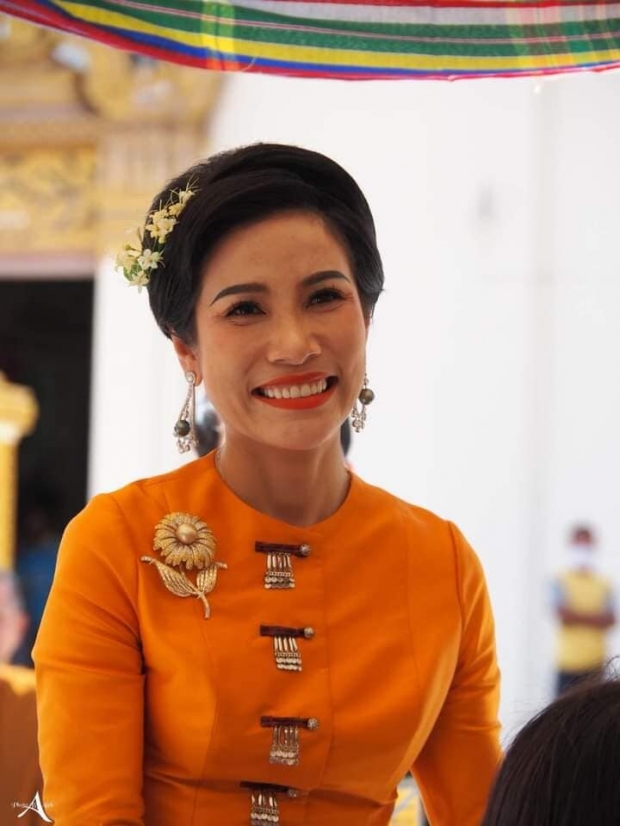  เจ้าคุณพระสินีนาฏ ถวายผ้าไตร-เครื่องสังฆทาน วัดบูรพาราม ร่วมถ่ายรูปกับปชช.อย่างเป็นกันเอง