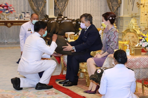 ปีติ พระราชินี ทรงออกแบบเข็มกลัด เย็บติดถุงพระราชทาน