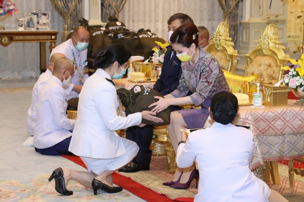 ปีติ พระราชินี ทรงออกแบบเข็มกลัด เย็บติดถุงพระราชทาน