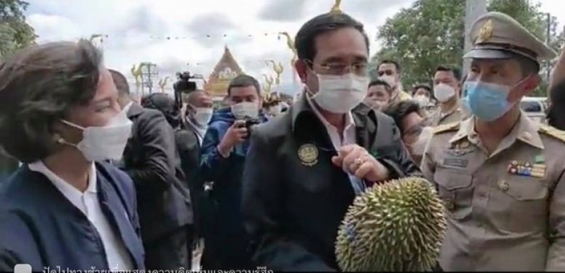 ประยุทธ์ ถึงเซ! ชาวบ้านมอบทุเรียน ลั่นเดี๋ยวกินทั้งเปลือกเลย