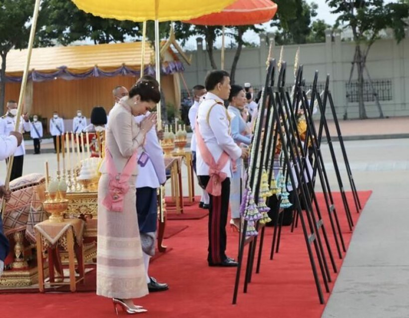 ในหลวง-พระราชินี ทรงบำเพ็ญพระราชกุศลทักษิณานุปทาน เนื่องในวัน “ปิยมหาราช”