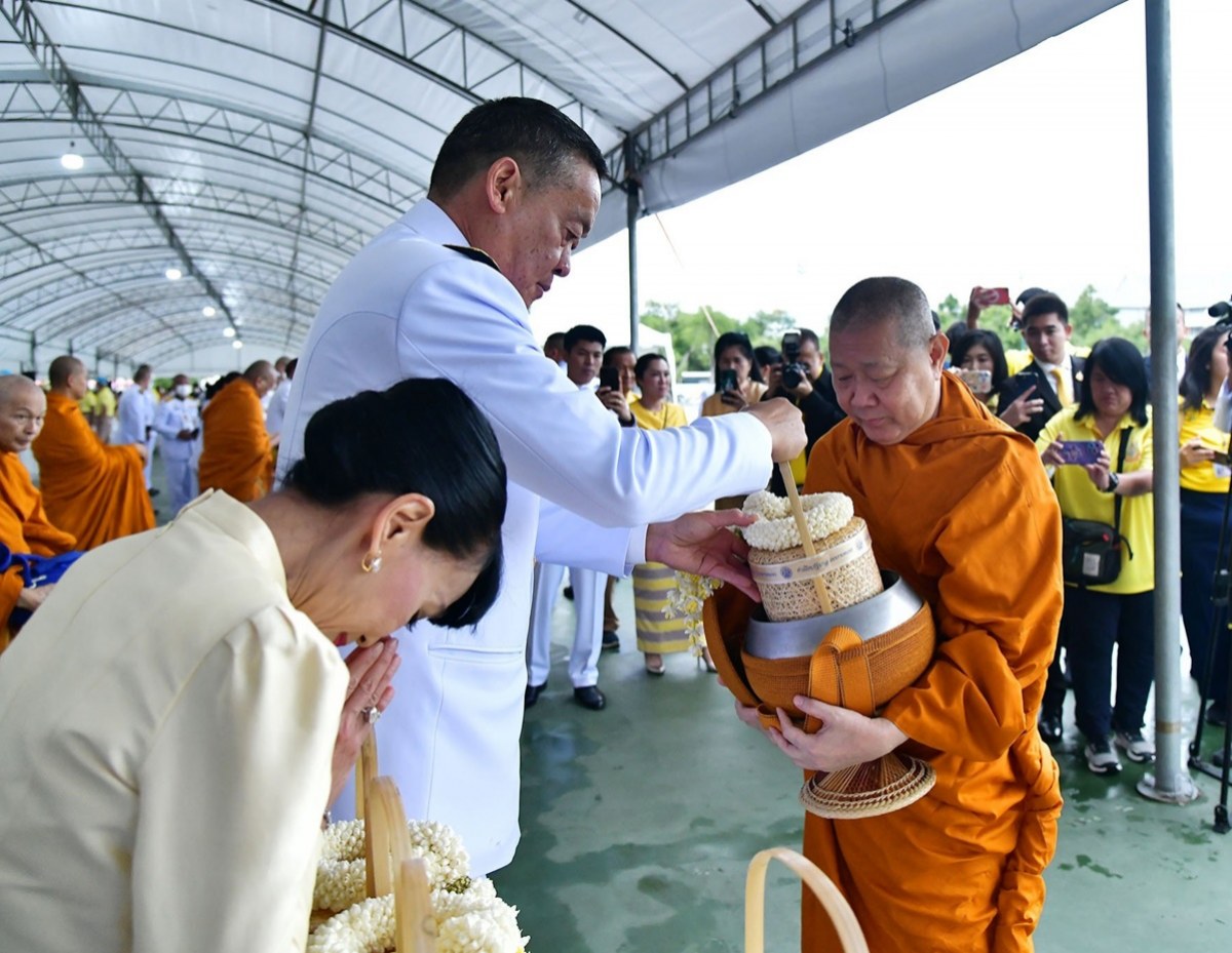 เปิดบรรยากาศ นายกฯและภริยา ทำบุญตักบาตร ถวายพระราชกุศล