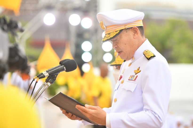 เปิดบรรยากาศ นายกฯและภริยา ทำบุญตักบาตร ถวายพระราชกุศล