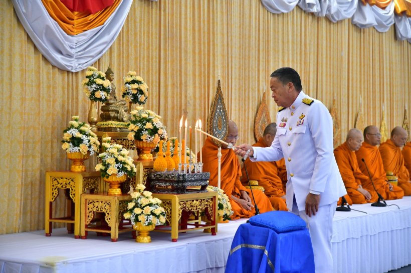 เปิดบรรยากาศ นายกฯและภริยา ทำบุญตักบาตร ถวายพระราชกุศล