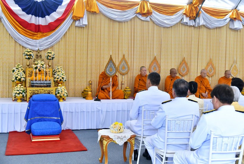 เปิดบรรยากาศ นายกฯและภริยา ทำบุญตักบาตร ถวายพระราชกุศล