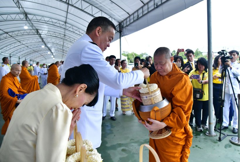 เปิดบรรยากาศ นายกฯและภริยา ทำบุญตักบาตร ถวายพระราชกุศล