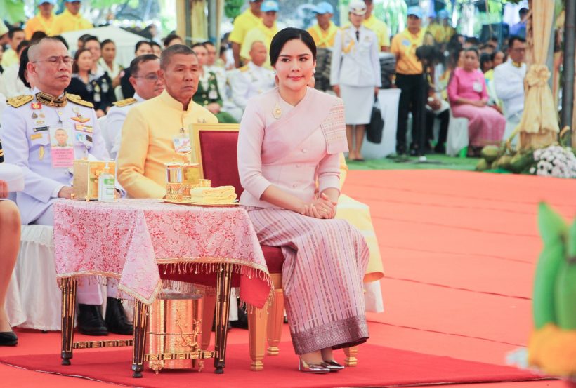 โปรดเกล้าฯ พล.ต.หญิง ท่านผู้หญิงอรอนงค์ ผู้แทนพระองค์ถวายผ้าพระกฐินพระราชทาน