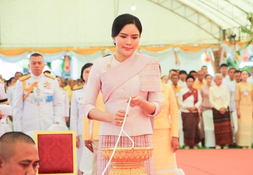 โปรดเกล้าฯ พล.ต.หญิง ท่านผู้หญิงอรอนงค์ ผู้แทนพระองค์ถวายผ้าพระกฐินพระราชทาน