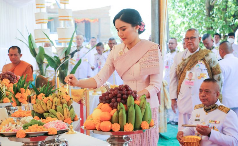 โปรดเกล้าฯ พล.ต.หญิง ท่านผู้หญิงอรอนงค์ ผู้แทนพระองค์ถวายผ้าพระกฐินพระราชทาน