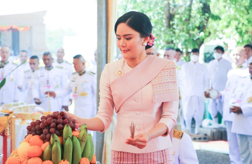 โปรดเกล้าฯ พล.ต.หญิง ท่านผู้หญิงอรอนงค์ ผู้แทนพระองค์ถวายผ้าพระกฐินพระราชทาน