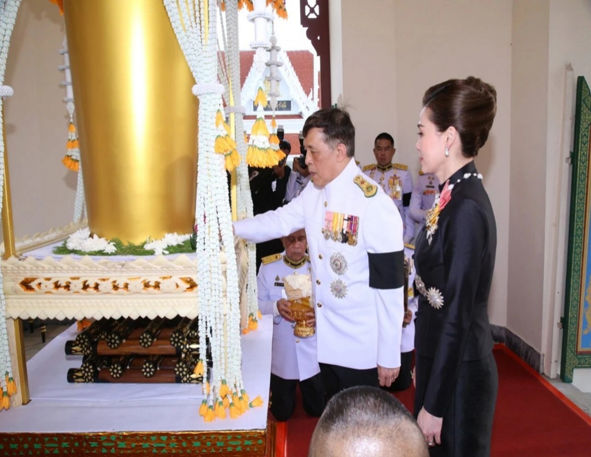ในหลวง-พระราชินี เสด็จฯไปในการพระราชทานเพลิงศพ