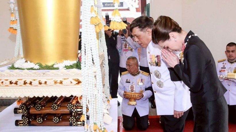 ในหลวง-พระราชินี เสด็จฯไปในการพระราชทานเพลิงศพ