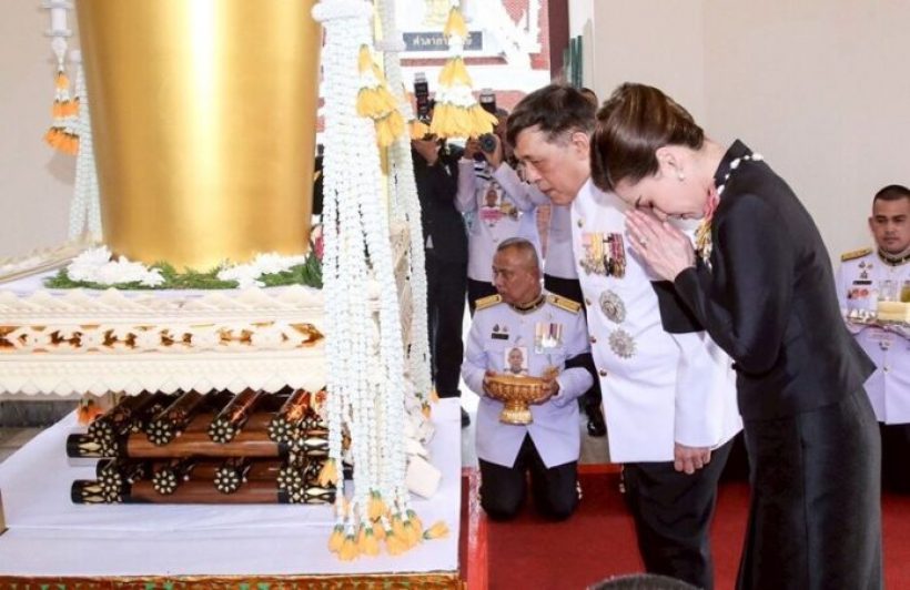 ในหลวง-พระราชินี เสด็จฯไปในการพระราชทานเพลิงศพ