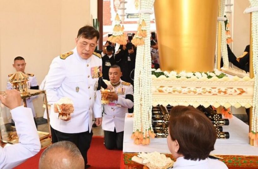 ในหลวง-พระราชินี เสด็จฯไปในการพระราชทานเพลิงศพ