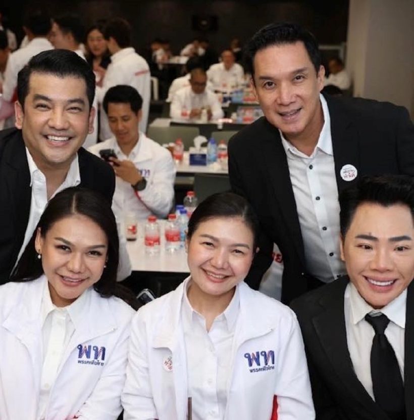 มดดำขนทัพลูกน้อง-น้องชาย สวมเสื้อเพื่อไทย พรึ่บทั้งแผง