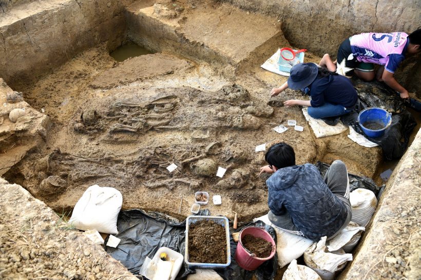 ขุดพบโครงกระดูก 2,000 ปี สวมกำไลทองแท้