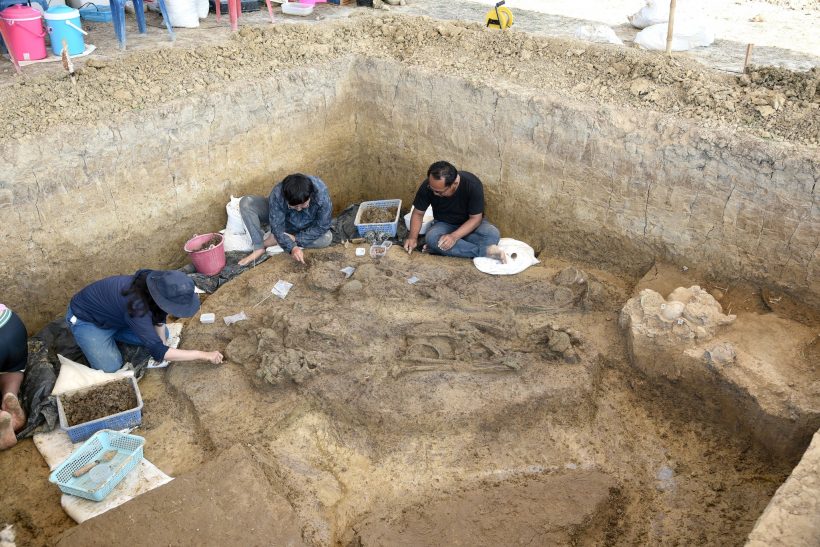 ขุดพบโครงกระดูก 2,000 ปี สวมกำไลทองแท้