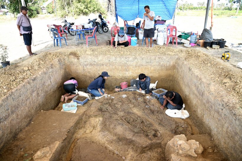 ขุดพบโครงกระดูก 2,000 ปี สวมกำไลทองแท้