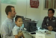 หนุ่มนักบินหอบลูกชาย 6 ขวบ ขึ้นโรงพัก วอนตำรวจตามหาเมียไทยหายตัวลึกลับ!!