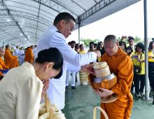 เปิดบรรยากาศ นายกฯและภริยา ทำบุญตักบาตร ถวายพระราชกุศล