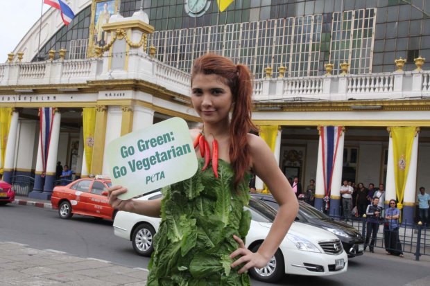 สาวนุ่งใบผักรณรงค์ต้านกินเนื้อสัตว์