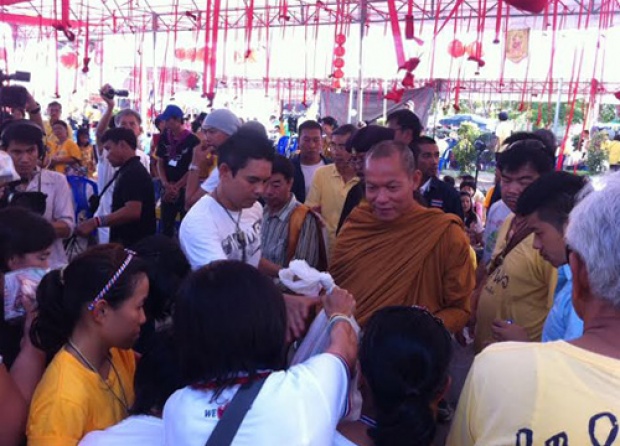 หลวงปู่นำพระสงฆ์บิณฑบาตถวายเป็นพระราชกุศล