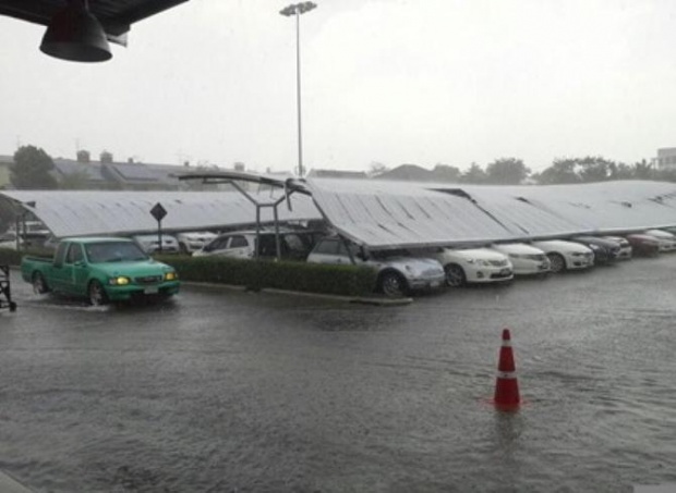 ฝนถล่มกรุงหลังคาที่จอดรถห้างดังถล่มทับรถเสียหาย 20 คันรวด 