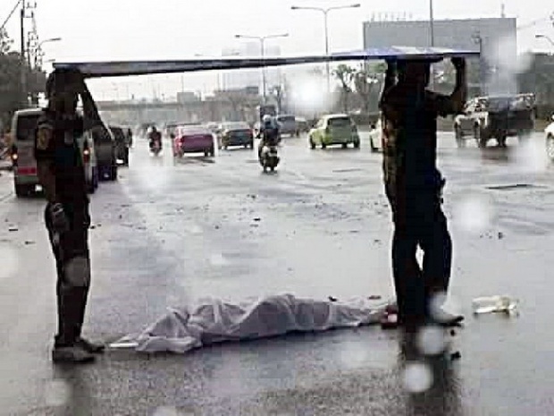 กระหึ่มเน็ต!! กู้ภัยหัวใจหล่อมาก ยืนถือป้ายบังฝนให้ศพกลางถนน