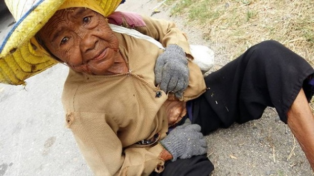 สู้ชีวิต! ยายเฒ่า 88 ปี เดินไม่ได้ ต้องสู้ทนเก็บขยะข้างถนนขายประทังชีวิต 