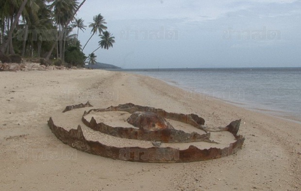 แห่ดูเหล็กประหลาดโผล่กลางชายหาดเกาะสมุย คาดอายุกว่า 100 ปี จนท.เคยขุด-ไม่สำเร็จ!!